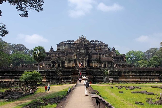 Shared Tour to Angkor Wat, Bayon and Ta Prohm Temples - Stop 2: Angkor Thom South Gate (Tonle Oum) and the quick orientation stop