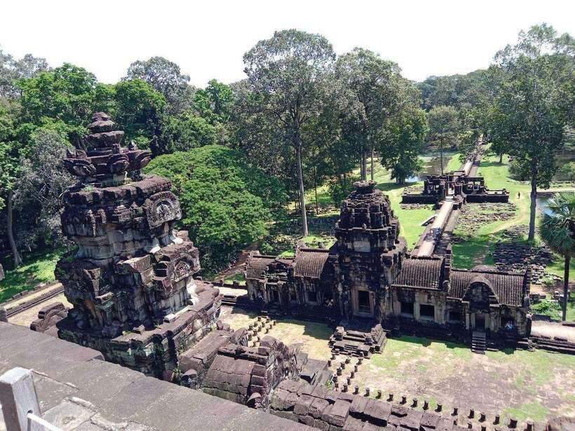 Sharing Trip to Angkor Temple with sunset - Angkor Wat: the first wow and why the guide helps