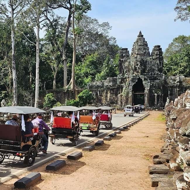 Siem Reap: Angkor 1-Day Private Tour with Sunset or Sunrise - Phnom Bakheng sunset: the payoff, and the crowd reality