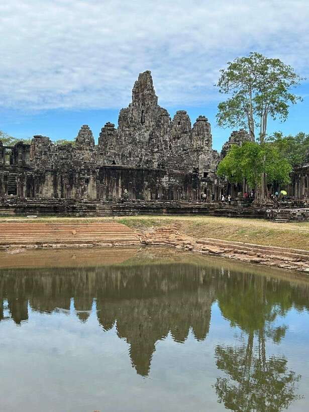 Siem Reap: Angkor Full-Day Group Tour with Japanese Guide - Sunrise option: early pickup, lighter crowds, and softer light