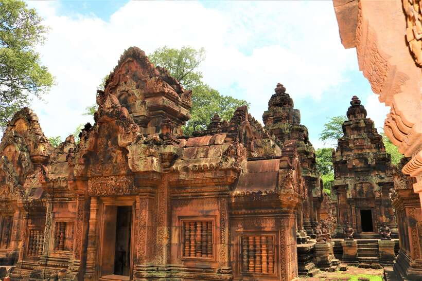 Siem Reap: Angkor Sunrise 1- or 2-Day Guided Temples Tour - Inside Angkor Wat: Corridors, Chambers, and What the Carvings Mean