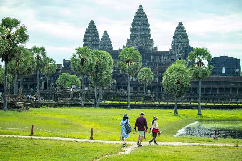Siem Reap: Angkor Sunrise Private Tour - World Heritage Site - Srah Srang for a break, coffee, and a scenic pause