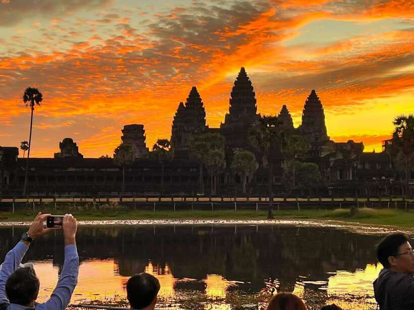Siem Reap: Angkor Wat 2-Day Tour with Sunrise and Sunset - Day 1 Sunrise small tour (4:30am to 1:00pm): Angkor Wat first, before crowds arrive