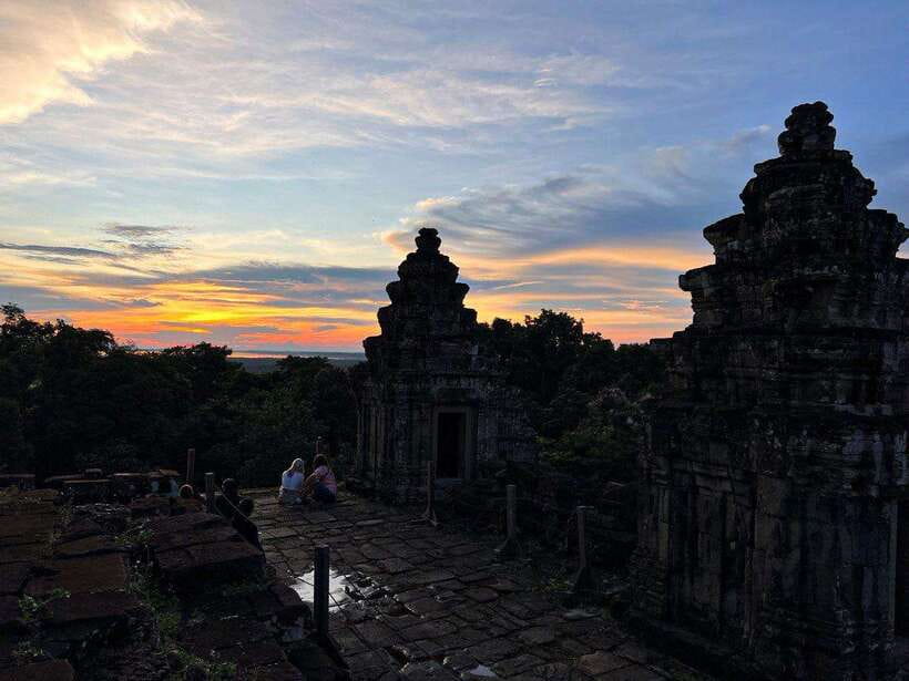 Siem Reap: Angkor Wat Small-Group Day Tour and Sunset - Lunch break in a local restaurant, then Phum Preah Dak palm treats