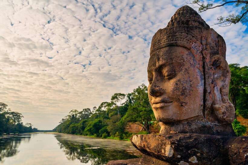 Siem Reap: Angkor Wat Small-Group Full Day Tour and Sunset - Phnom Bakheng sunset: the viewpoint is the point