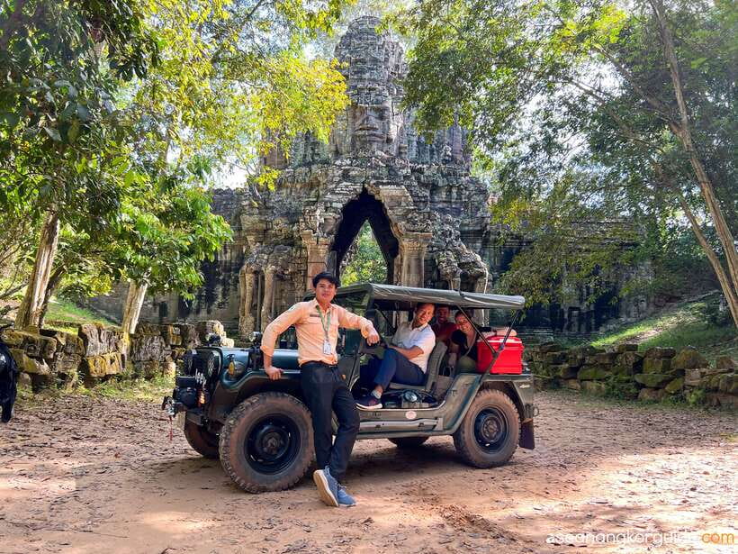 Siem Reap: Angkor Wat Sunrise and Market Tour by Jeep - Khmer breakfast with desserts, served the local way