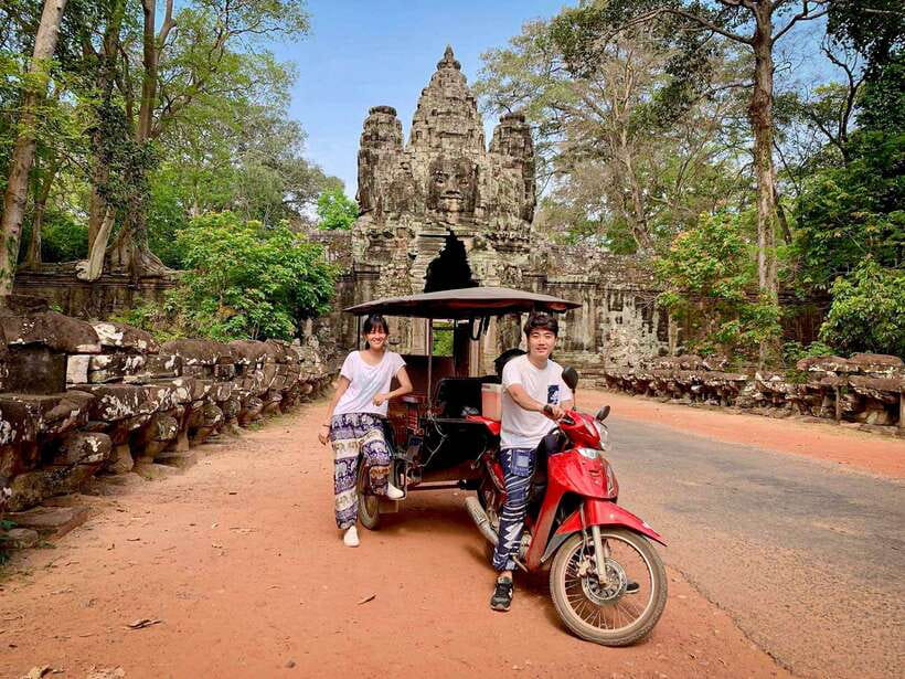 Siem Reap: Angkor Wat Sunrise Tour via Tuk Tuk & Breakfast - Siem Reap market tasting, from sticky rice to the brave-bites
