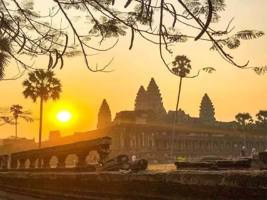 Siem Reap: Angkor Wat Sunrise Tour with Spanish Guide - Angkor Wat at sunrise, then a guided walk through the main temple