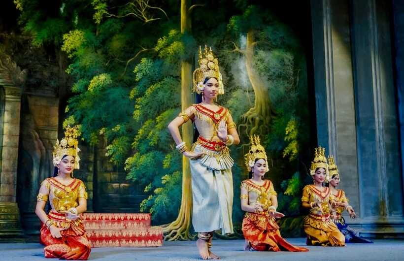 Siem Reap: Apsara Dance Show with Buffet Dinner & Tuk-Tuk... - The Khmer buffet dinner: eating well without stopping your evening