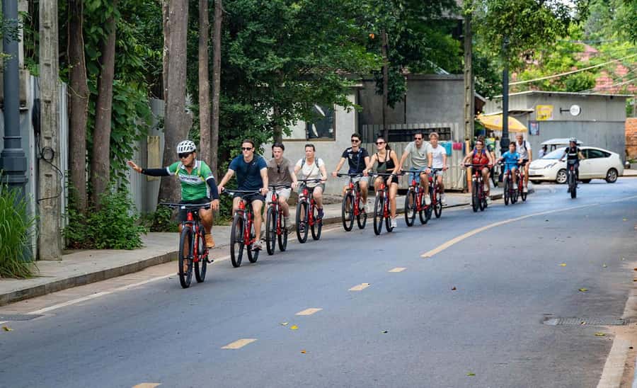 Siem Reap City Haft Day Bike Tour - Pub Street lane to Phsar Chas: the morning market flow
