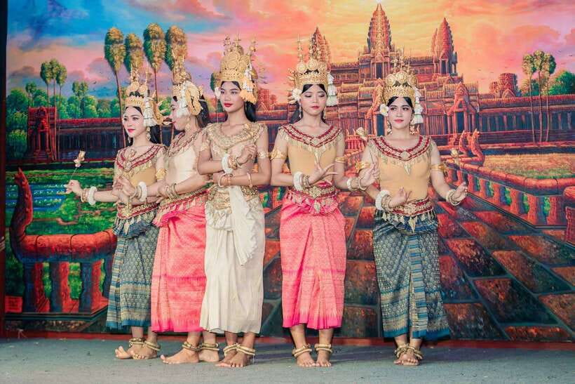 Siem Reap: Dinner and Traditional Show with Hotel Transfer - Hotel Pickup by Tuk-Tuk: What Happens Before Dinner