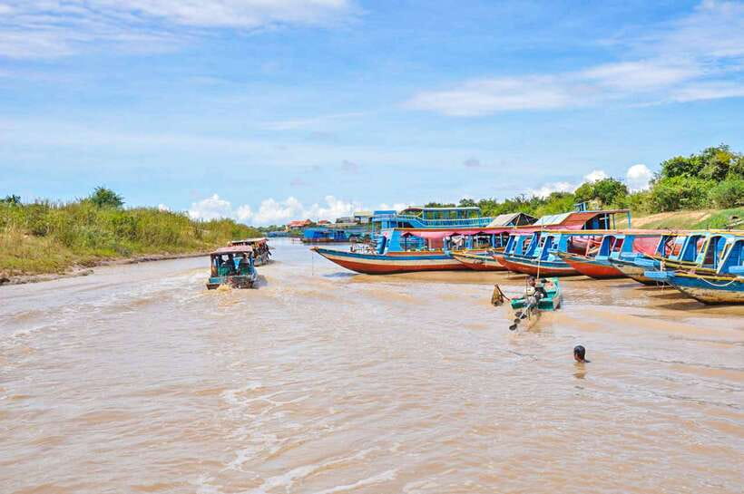 Siem Reap: Floating Village and Sunset Private Boat Tour - The 8-Meter Water-Level Story: Why Tonle Sap Changes Everything