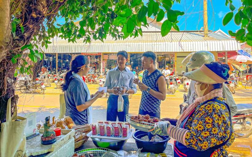 Siem Reap: FREE Market & Local Temple Tour - Refreshments, Cold Drink, and Swag for the Return Trip