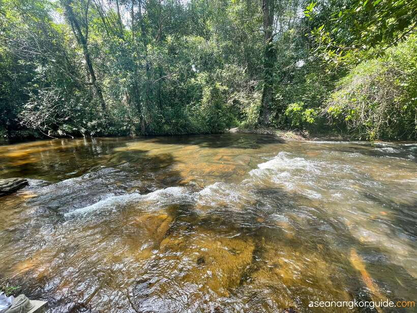 Siem Reap: Kulen Mountain Small Group Tour with Picnic Lunch - Poeng Ta Kho (Amazing Cliff), quick views that change your perspective