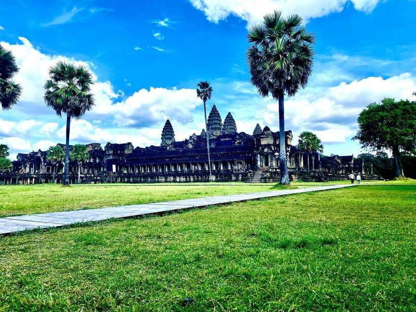Siem Reap: Private Angkor Wat & Bakheng Mountain Sunset Tour - Quick hits