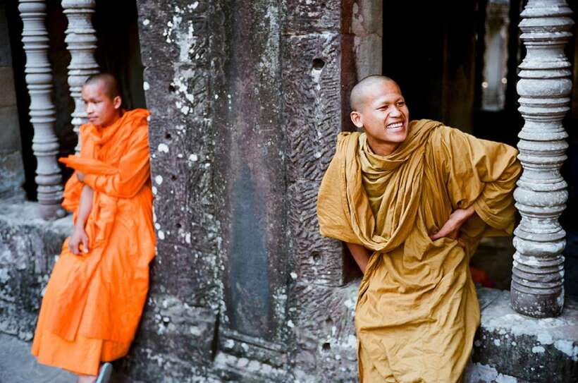 Siem Reap: Private Angkor Wat & Bakheng Mountain Sunset Tour - Spotting apsaras and stone carvings without getting lost