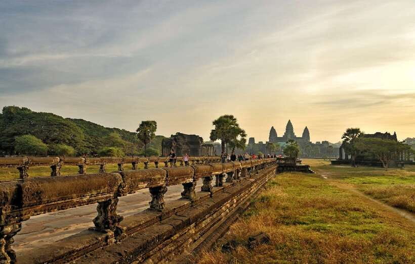 Siem Reap: Private Angkor Wat & Bakheng Mountain Sunset Tour - From temples to sunset: the ride and the Phnom Bakheng climb