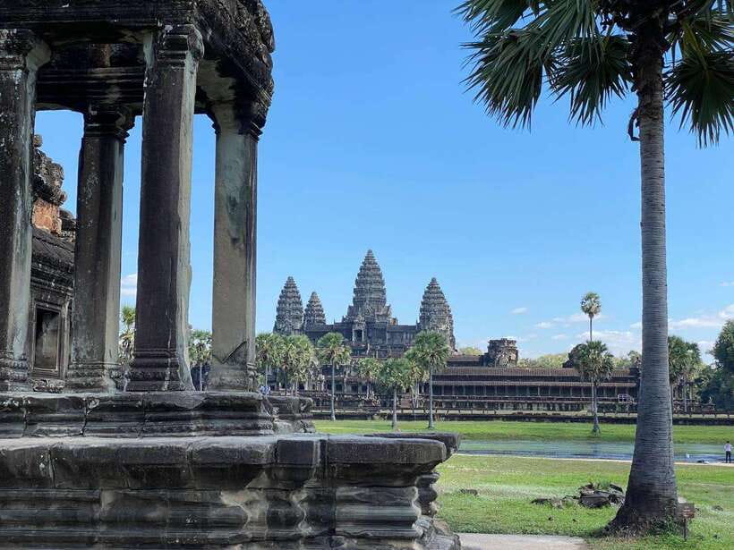 Siem Reap: Private Angkor Wat & Bakheng Mountain Sunset Tour - Sunset from the top: why timing is everything