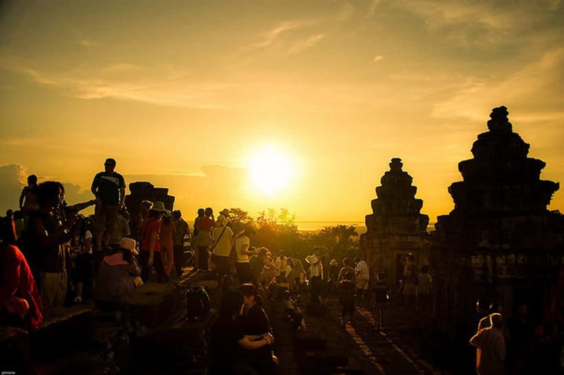 Siem Reap: Private Angkor Wat & Bakheng Mountain Sunset Tour - Pickup comfort: air-conditioned transport and small refreshers