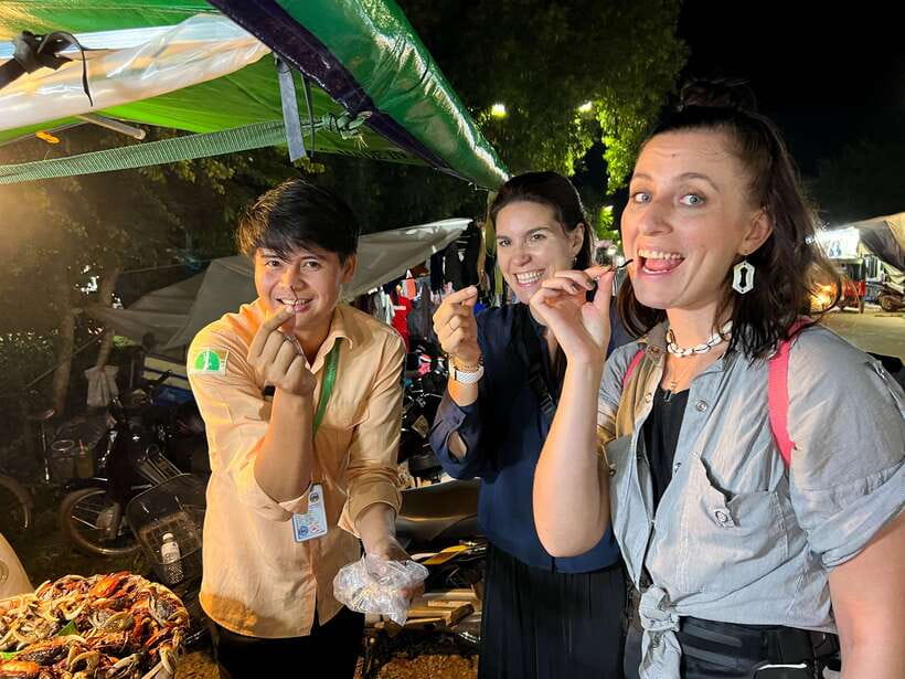 Siem Reap: Tonle Sap and Kampong Phluk Tour with Street Food - A monastery stop on an artificial island