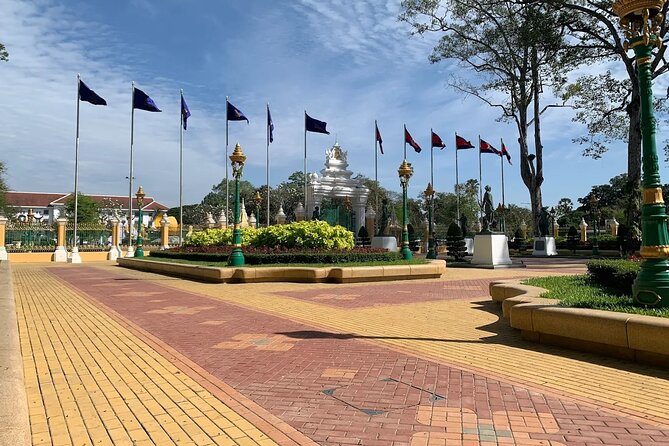 Siem Reap Walking Tour: Landmarks & Hidden Gems - Wat Preah Prom Rath: temples that are still used