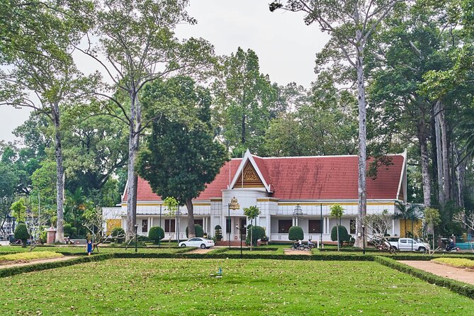 Siem Reap Walking Tour: Landmarks & Hidden Gems - Riverside Park: a break from crowds and a lesson in geography