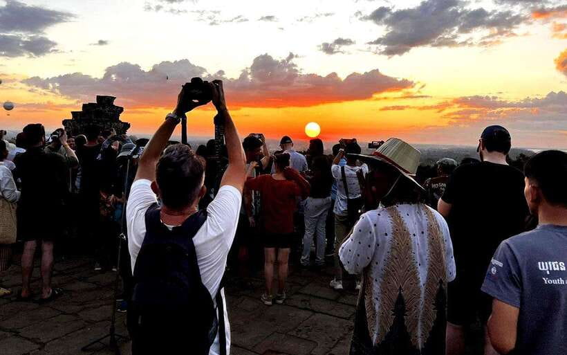 Small-Group Full Day Angkor wat Guide tour with Sun set - Getting Picked Up in Krong Siem Reap, Then Settling Into the Rhythm
