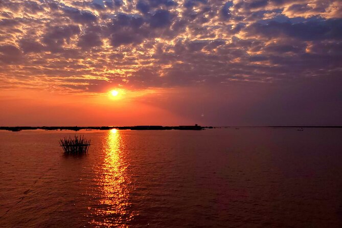 Sunset Dinner and drinks includes a Floating Village cruise tour. - Queen Tara dinner and sunset: the view is the main course