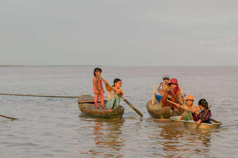 Sunset Dinner Tour: Tonle Sap Lake Floating Village - Mini tara cruise through floating villages, shaped by the water level
