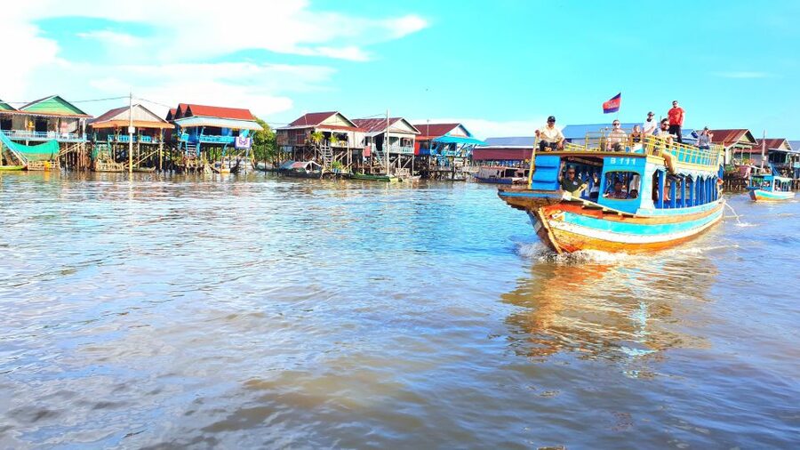 Tonle sap, Kompong Phluk (Floating village) Private Tour - School and pagoda stops: what these teach you
