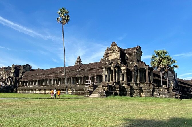 Transfer from Siem Reap Airport to Hotels in Siem Reap - The name-sign meet and greet at the SAI exit gate